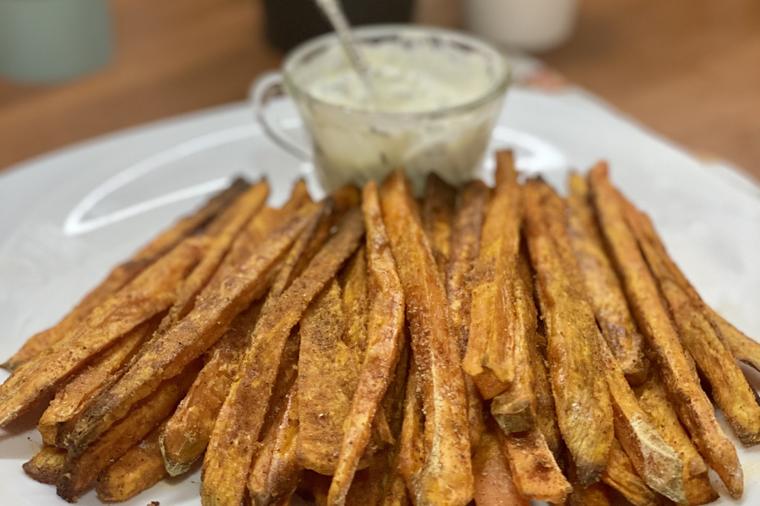 Evo kako se sprema pomfrit iz rerne: Zdravo i hrskavo! (RECEPT)