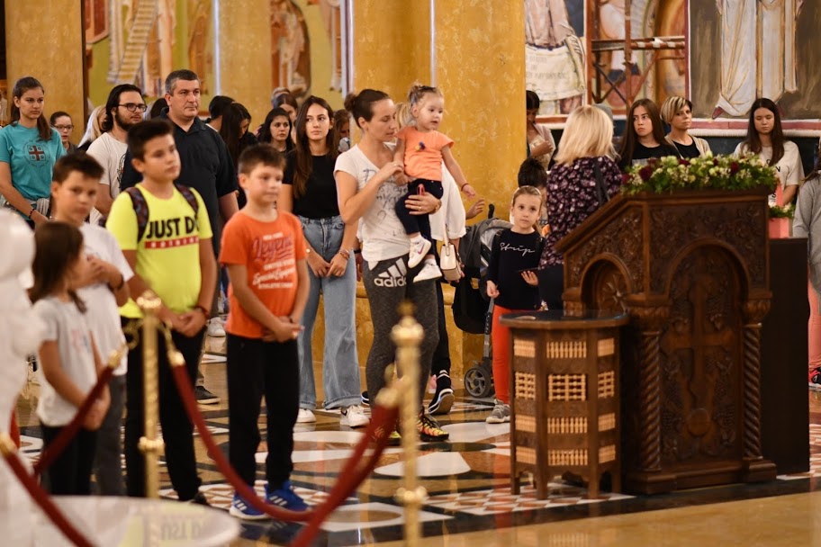 SKANDAL Učiteljica zove učenike na moleban: “Dođite da se molimo, ja idem svake godine, sve vjere idu tamo”