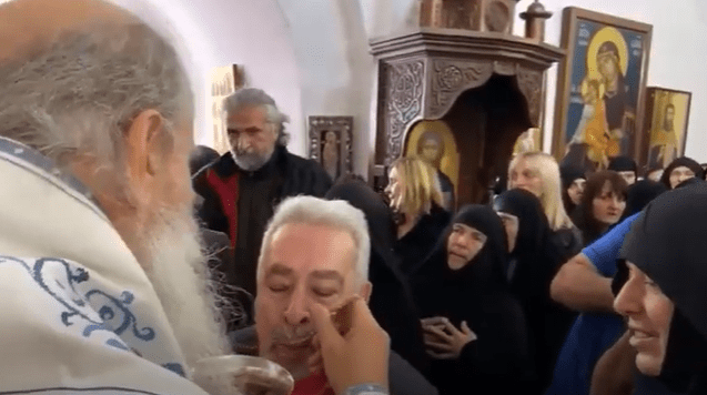 NEODGOVORNO I BAHATO: Novi mandatar jede iz kašike sa još troje ljudi dok korona &#8220;bukti&#8221; u Crnoj Gori