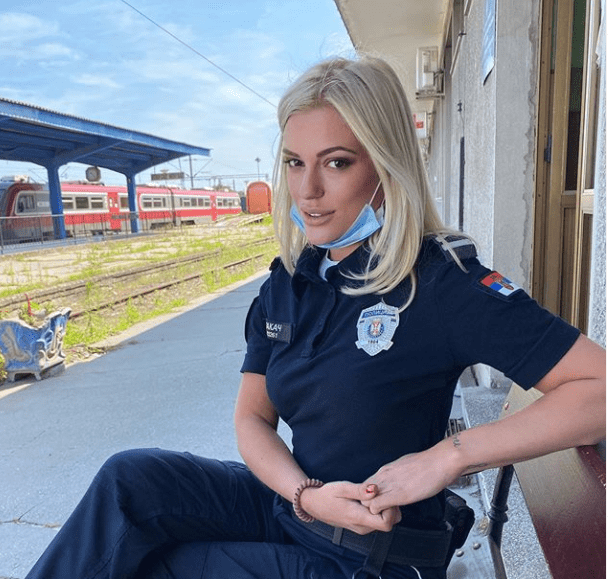 Atraktivna policajka je &#8220;kopija&#8221; Nataše Bekvalac (FOTO)