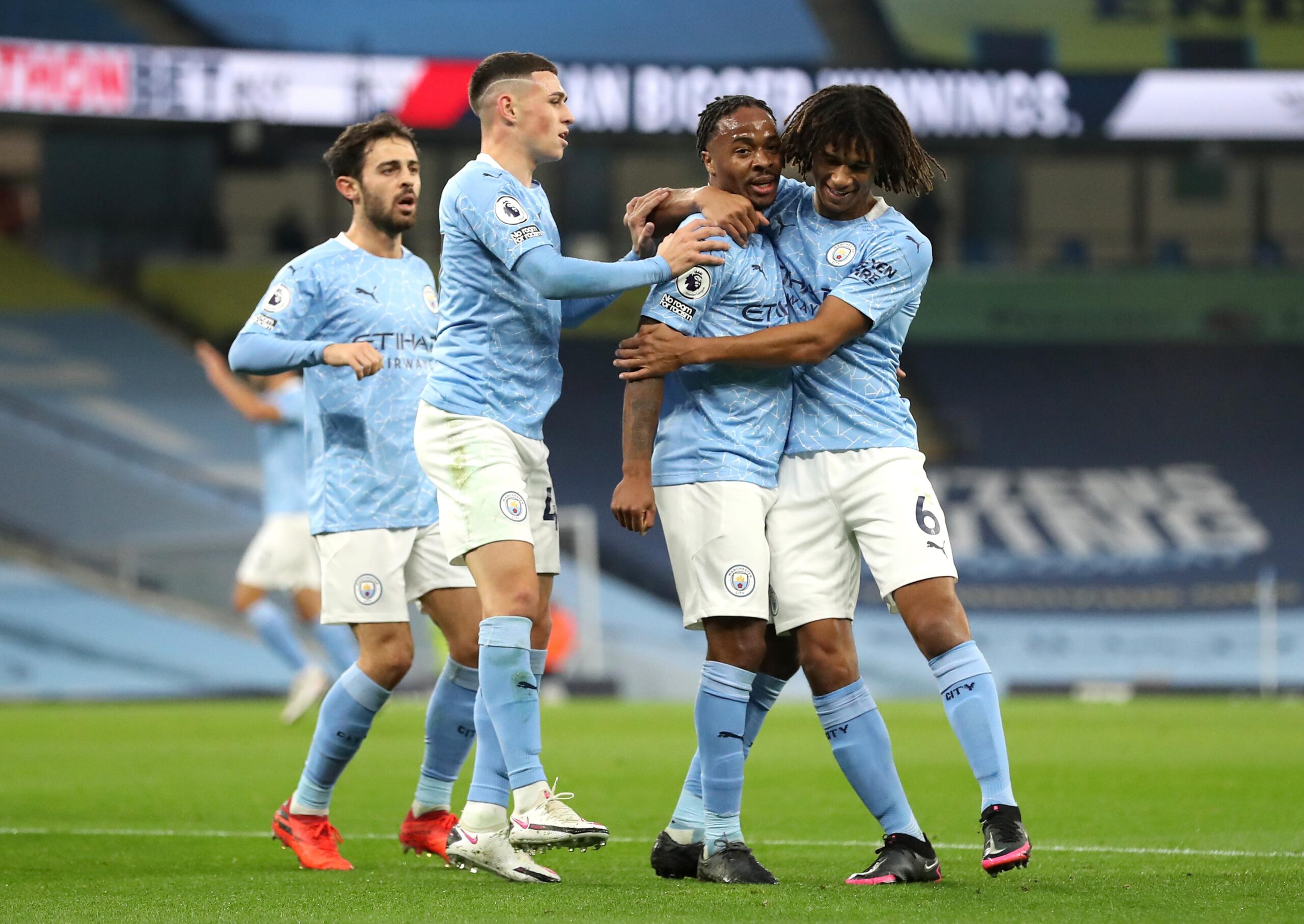 Streling presudio tobdžijama, Arsenal razočarao