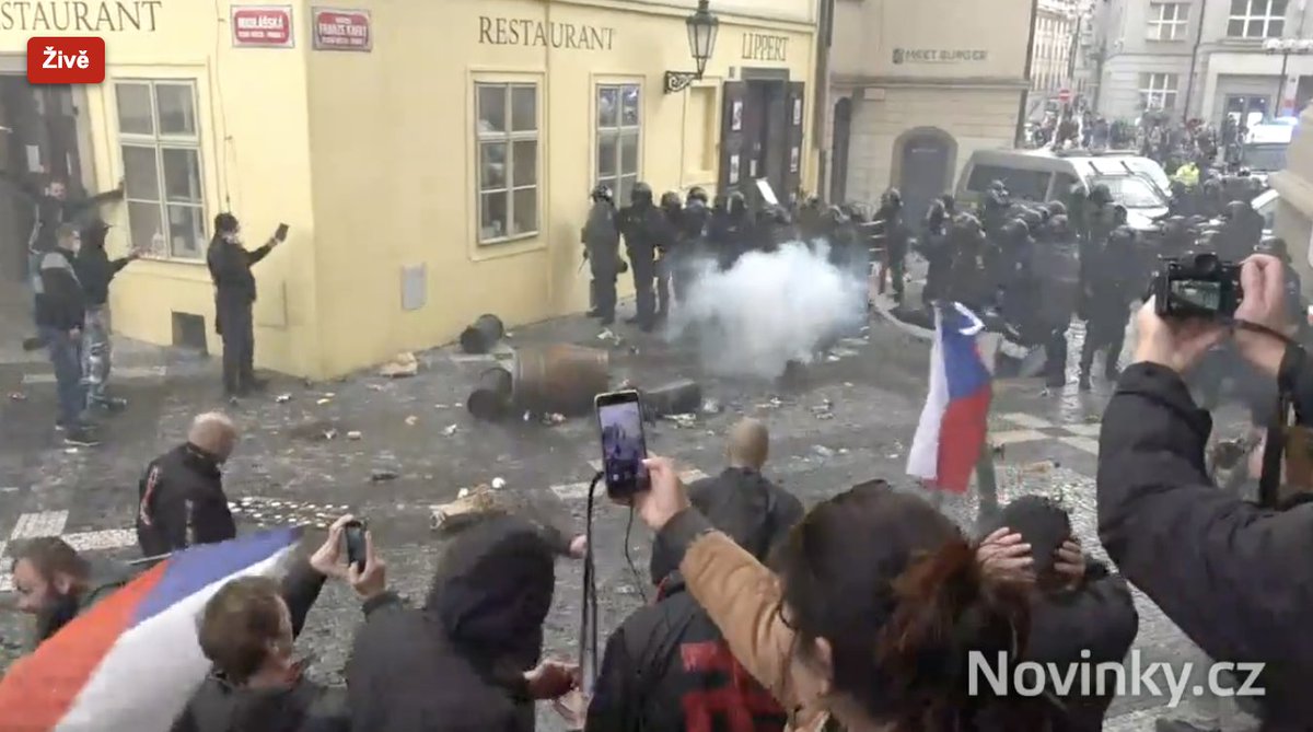 Sukobi na protestu u Pragu, policija upotrebila suzavac