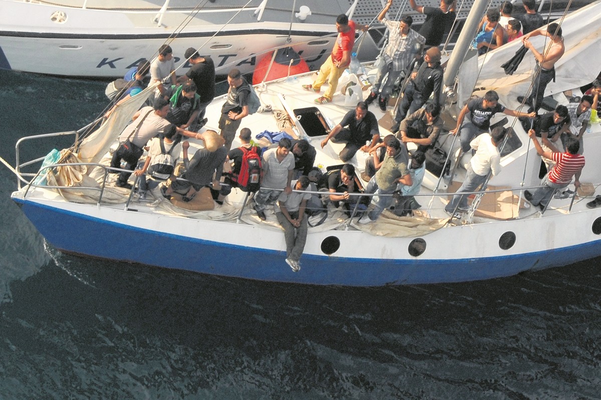 Na jedrilici u hercegnovskom zalivu pronađena 52 migranta