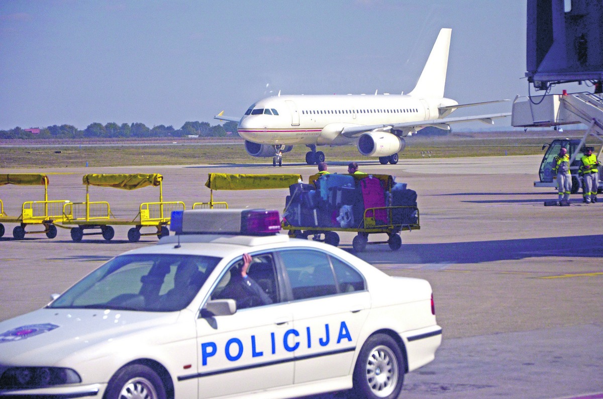 Srpska policija bez objašnjenja na aerodromu maltretirala urednicu Standarda: &#8220;NIŠTA NIJE BOLELO, DOVIĐENJA&#8221;