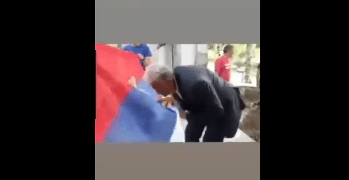 Krivokapić na poljubac s trobojkom, ali i sa prisutnima u jeku epidemije (VIDEO)