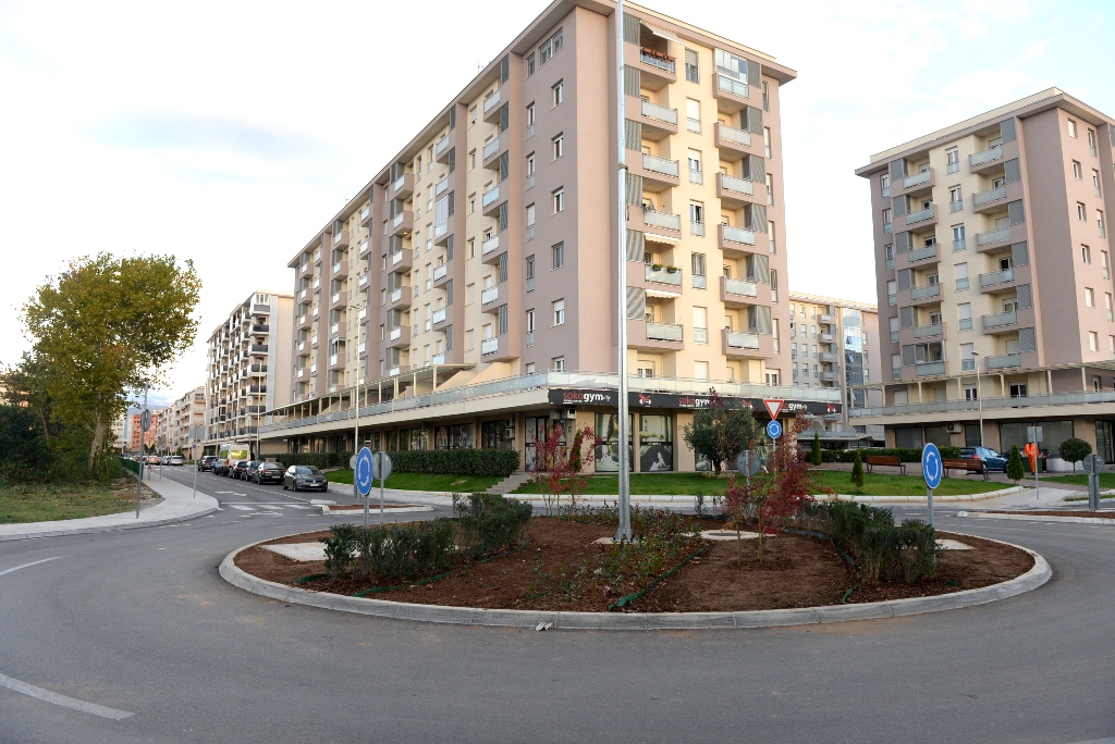 Pejzažno uređen kružni tok u ulici Vojvode Maša Đurovića u City kvartu