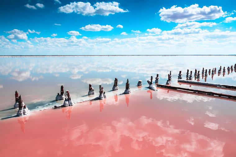 Čudesno rozo jezero na Krimu zaludjelo influensere: Fascinantan prizor koji mami na fotografisanje! (FOTO)