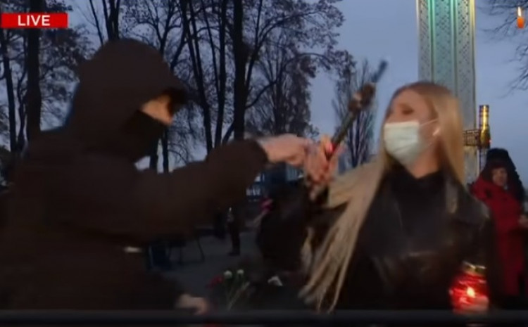(VIDEO) Ukrajina: Novinarka napadnuta tokom javljanja uživo
