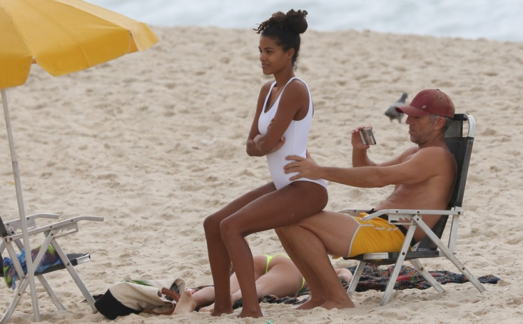 Monikin bivši na plaži slikao ženinu pozadinu