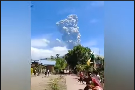(VIDEO) Hiljade ljudi evakuisano nakon erupcije vulkana u Indoneziji