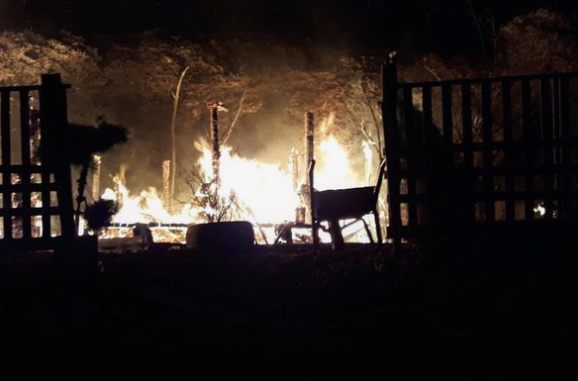 (FOTO) Izgorjela baraka na Draču, teren otežavao akciju vatrogasaca