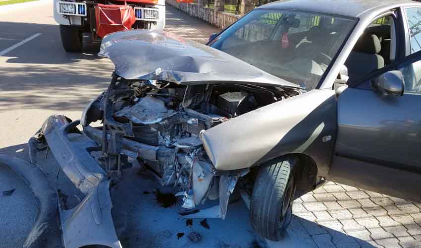 Bar: Automobil se zapalio nakon što je udario u zid