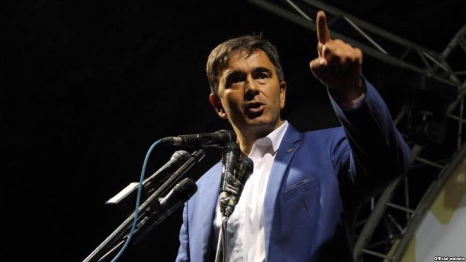 Medojević o Mićunoviću: Predstava za narod, uhvati, poljubi u ruku i pusti