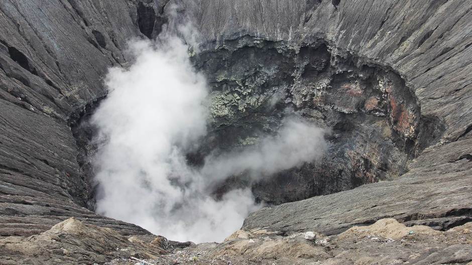 Erupcija vulkana u Indoneziji, pepeo 500 metara iznad kratera