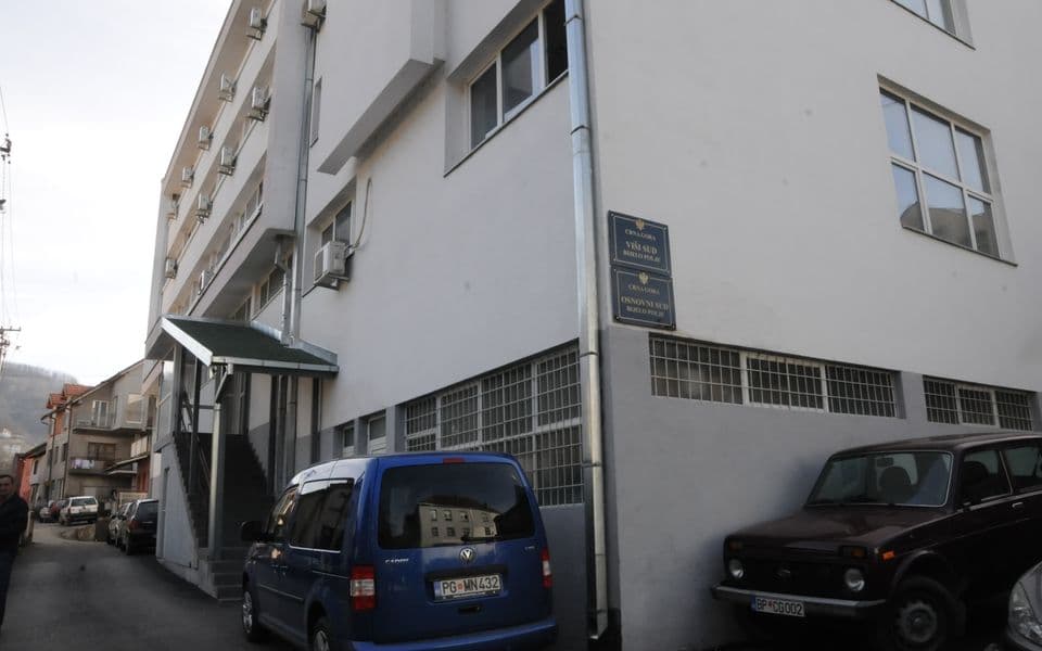 Nožem na supruga, a on nju stezao za vrat