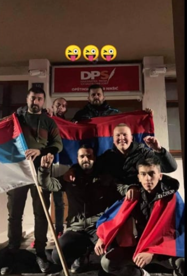 PROVOKACIJA: Trobojke i &#8220;izađi mala&#8221; ispred DPS Nikšić (VIDEO)