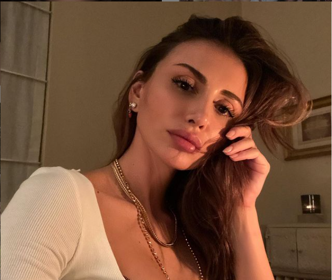 Emina podijelila fotku iz djetinjstva, a o njenom licu SVI PRIČAJU! (FOTO)