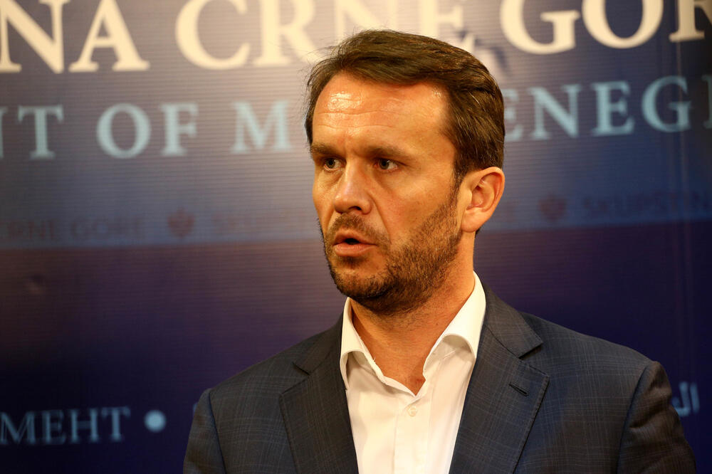 Konjević: Ako ima zeru političkog digniteta, Radulović treba da podnese ostavku