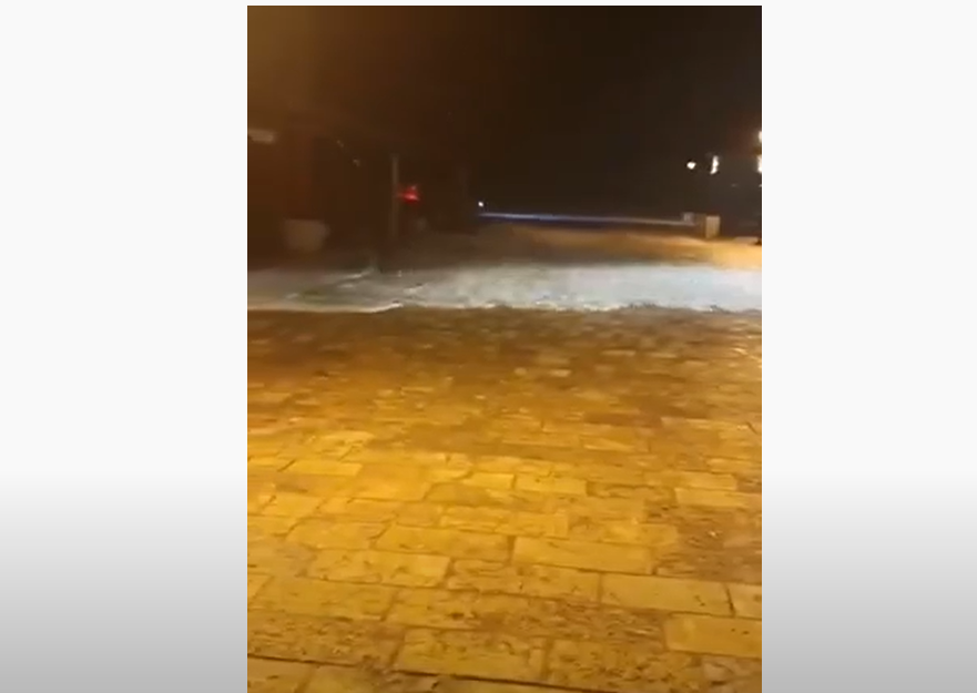 (VIDEO) Budva: Poplavljen Trg ispred Starog grada, talasi doprli do zidina