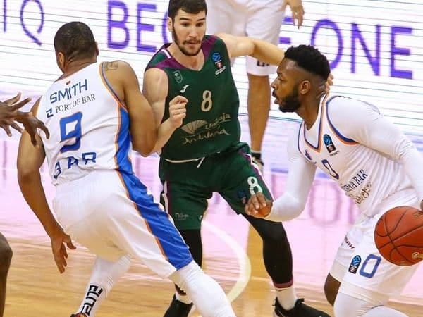 Mornar slavio u gostima