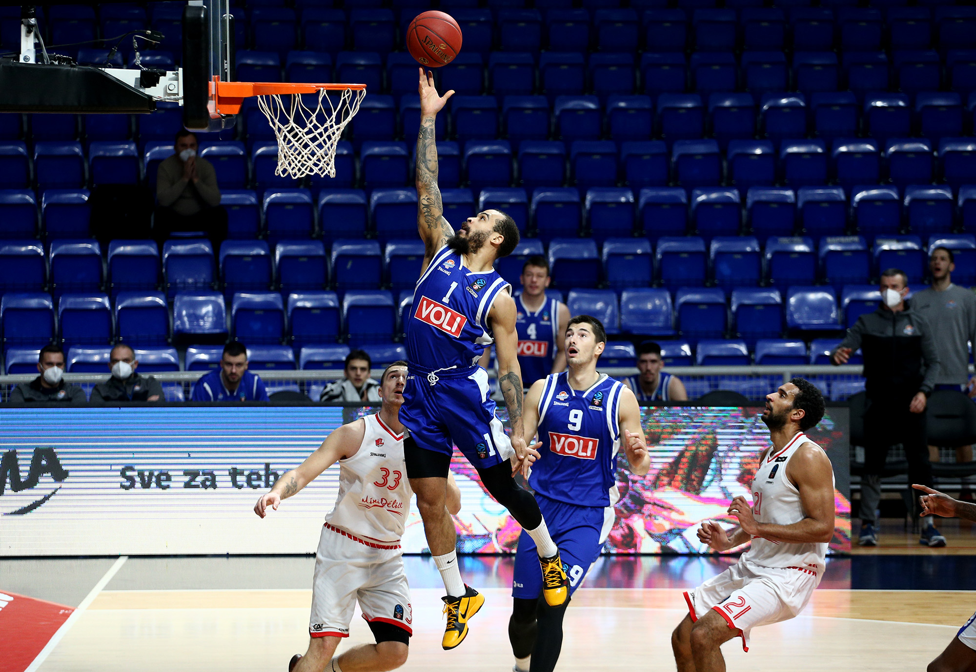 (FOTO) Budućnost slavila na otvaranju TOP 16 faze Eurokupa