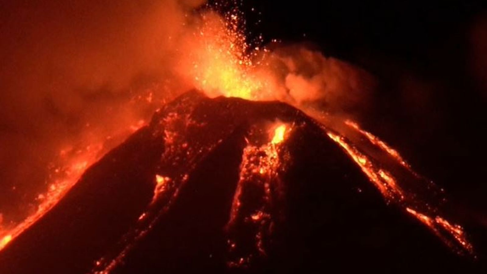 Proradila Etna, lava letjela 100 metara u vis