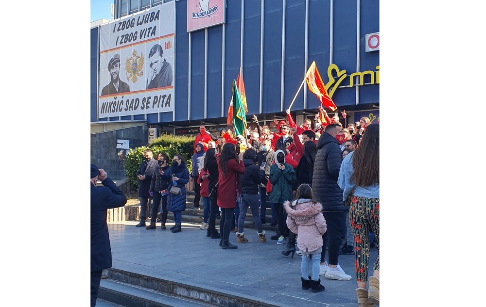 NIKŠIĆ danas u duhu građanske Crne Gore: Vijore se zastave uz crnogorske pjesme (VIDEO/FOTO)