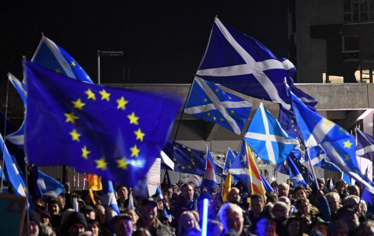 Škotske institucije bez britanskih zastava
