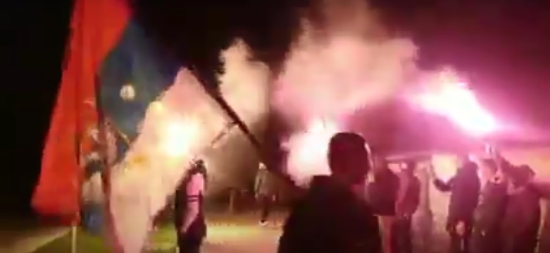 (VIDEO) Trobojke i baklje ispred nikšićke policije: &#8220;Nećeš više Mađariću hapsit&#8217; Srbe po Nikšiću&#8221;