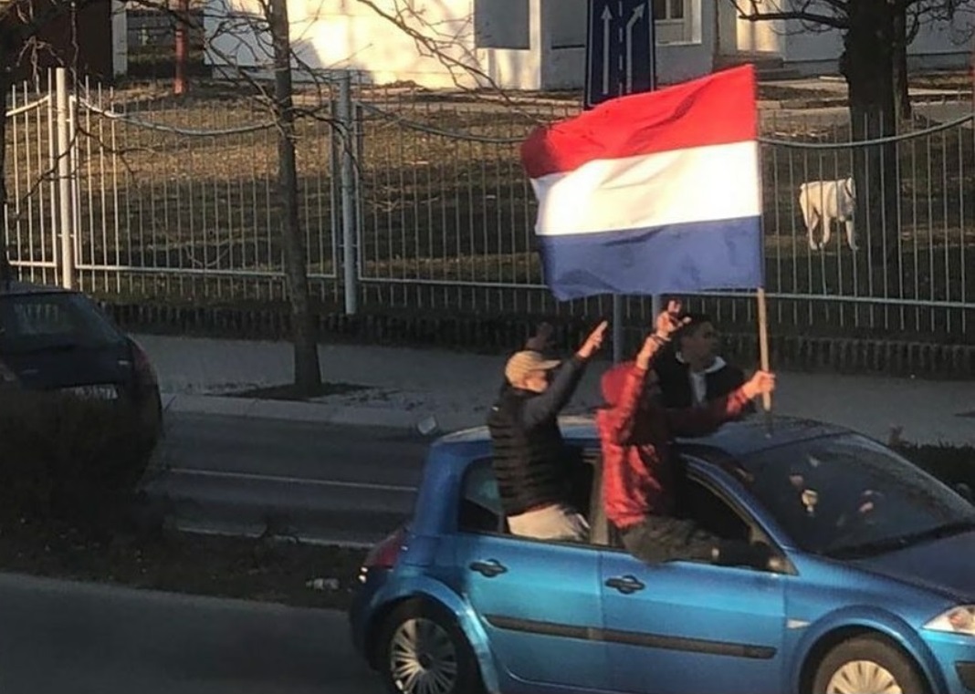 Kroz Nikšić sa zastavama Holandije i tri prsta: &#8221;Za budućnost Amsterdama&#8221;