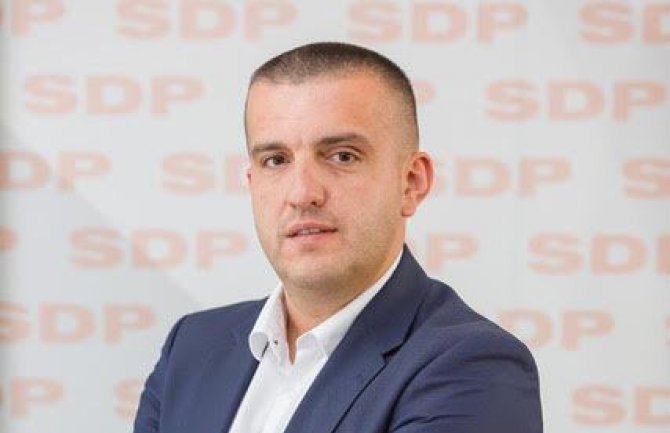 Striković: Abazoviću uručen doktorat neakreditovanog univerziteta, obrukao državu jer je otišao u svojstvu premijera