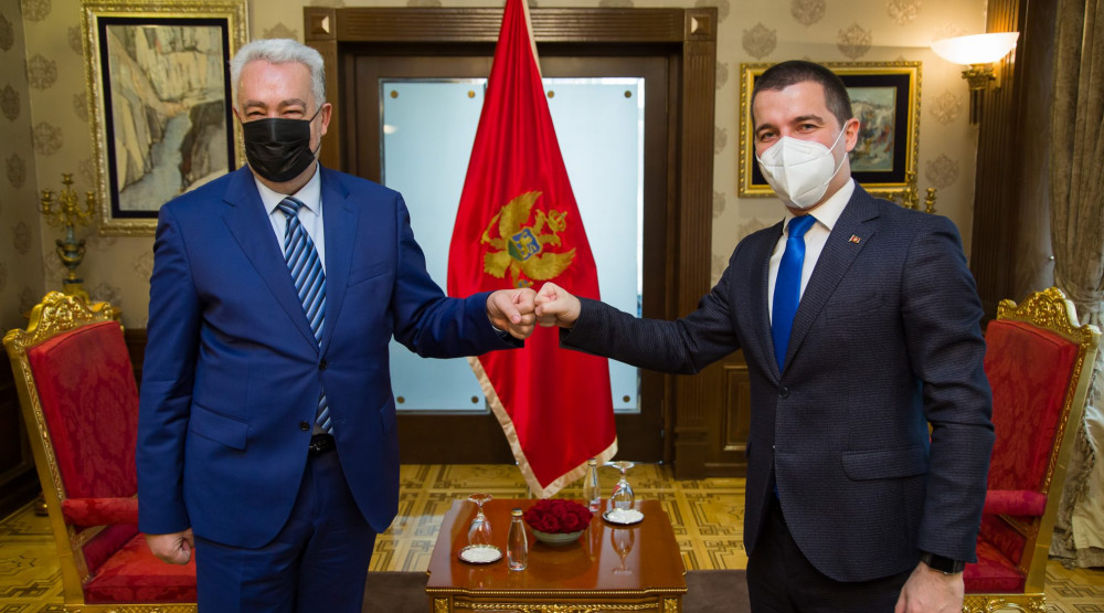 Tišine nema na društvenim mrežama: Na Facebooku bruji rat između simpatizera Demokrata i DF-a