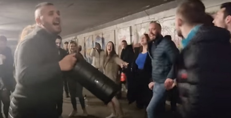 (VIDEO) Studenti u Srbiji igraju kolo u podzemnom prolazu dok epidemija bukti