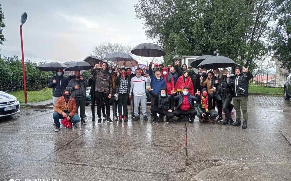 Građani protestovali ispred OB Danilovgrad zbog privođenja više maloljetnih osoba VIDEO