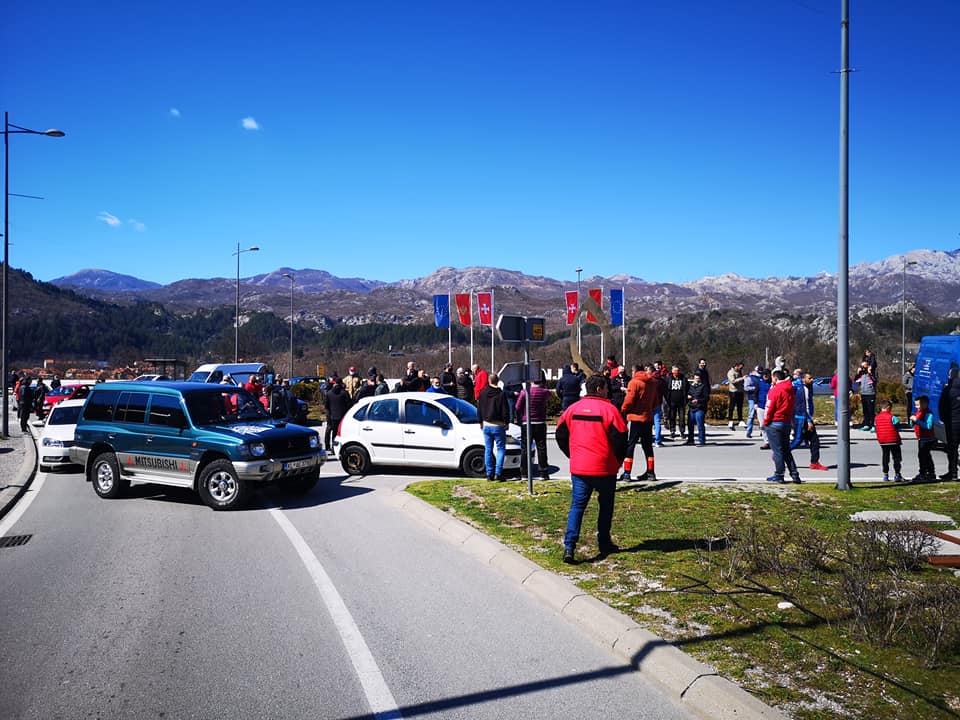 Blokiran i kružni tok na Cetinju, zaustavljen saobraćaj u Herceg Novom, Beranama&#8230;