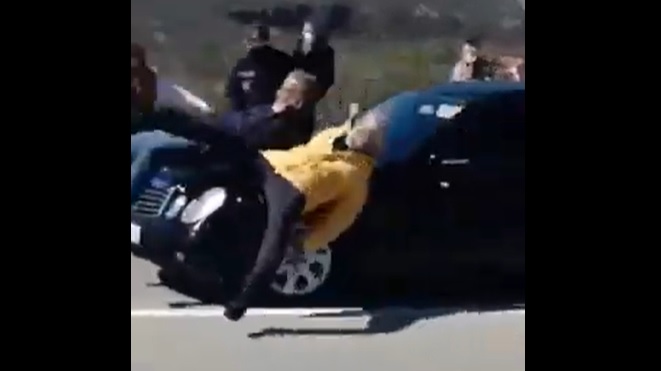 Standard saznaje: Vladino službeno vozilo PGCG301 &#8221;pregazilo&#8221; okupljene Nikšićane (VIDEO)