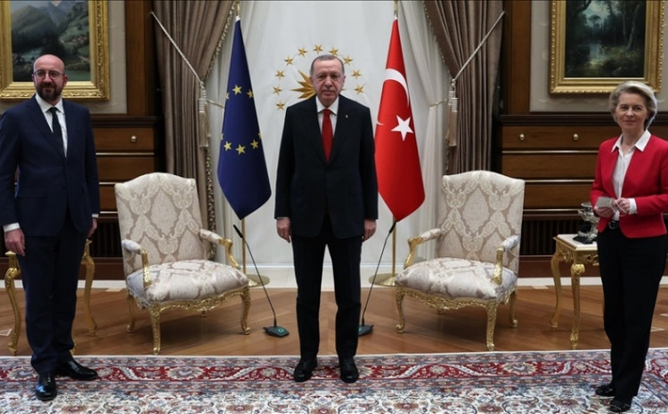 Šefica Evropske komisije ostala bez stolice tokom sastanka s Erdoanom (VIDEO)