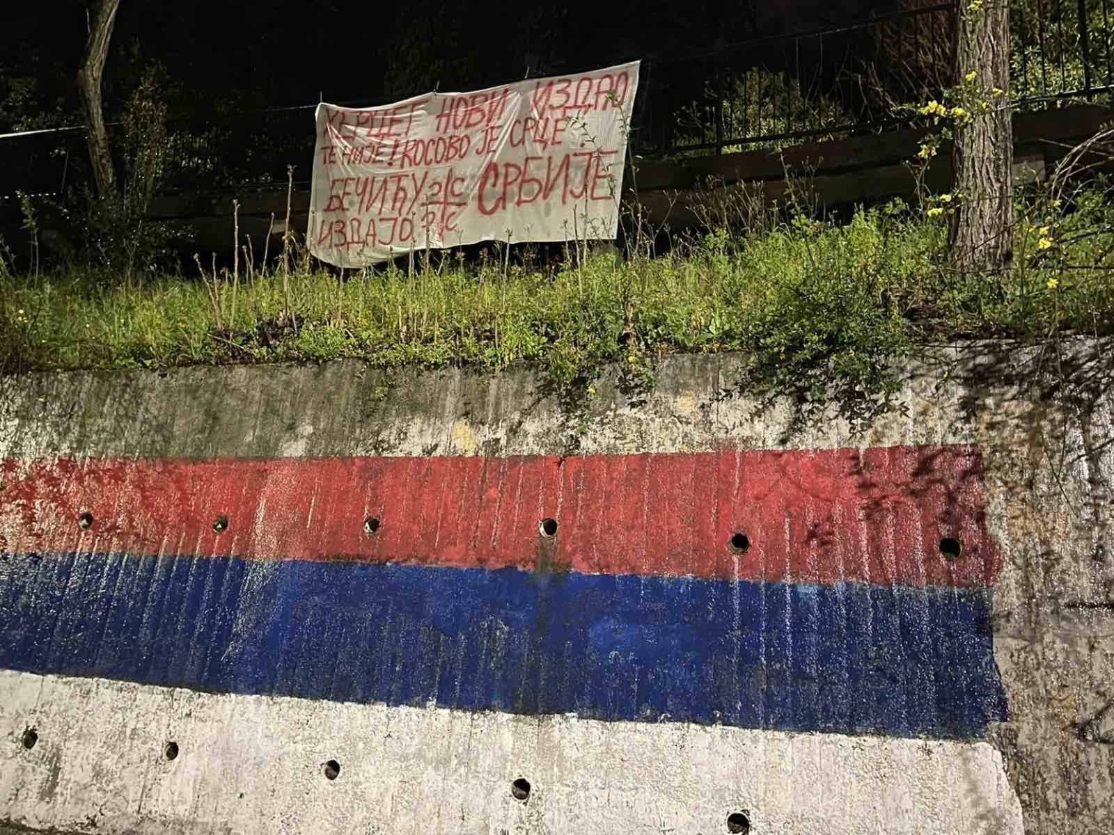 Bečiću &#8220;pozdrav&#8221; i sa mora: &#8220;Kosovo si priznao, đeda si izdao&#8230;.&#8221;