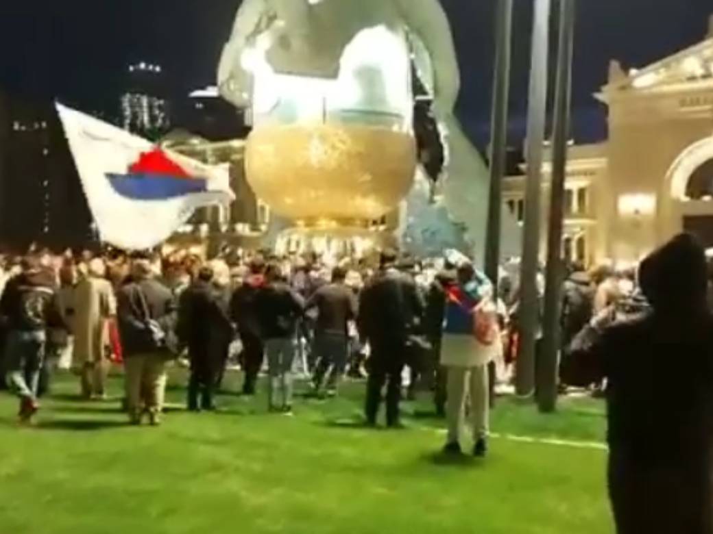 (VIDEO) Protest antivaksera u Beogradu uz kolo i muziku