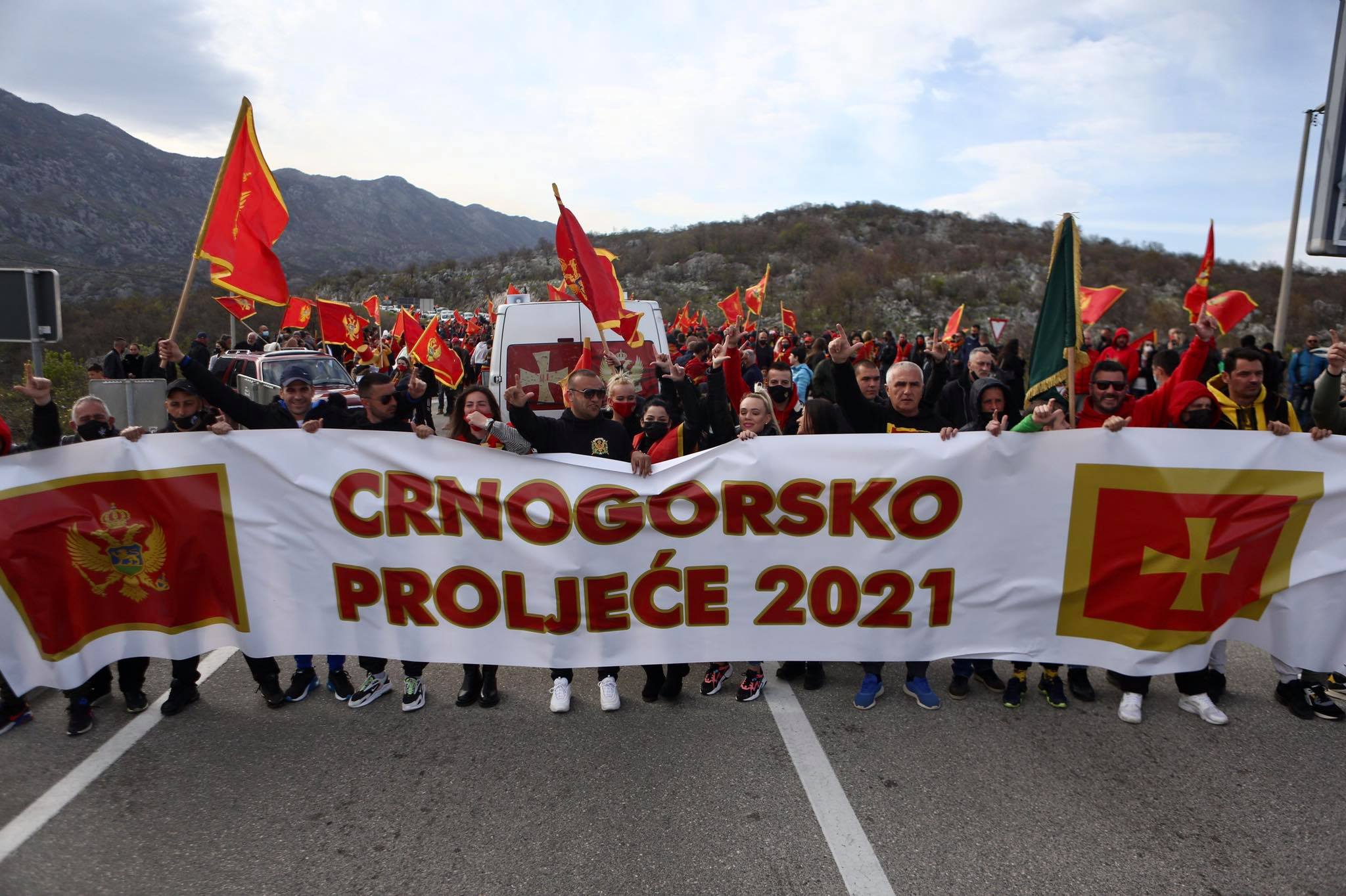 (VIDEO/FOTO) Nikšićani na Bogetićima, Nikčević poručio: Nećemo se, za sada, više okupljati, ali smo spremni na sve da sačuvamo našu svetinju Crnu Goru