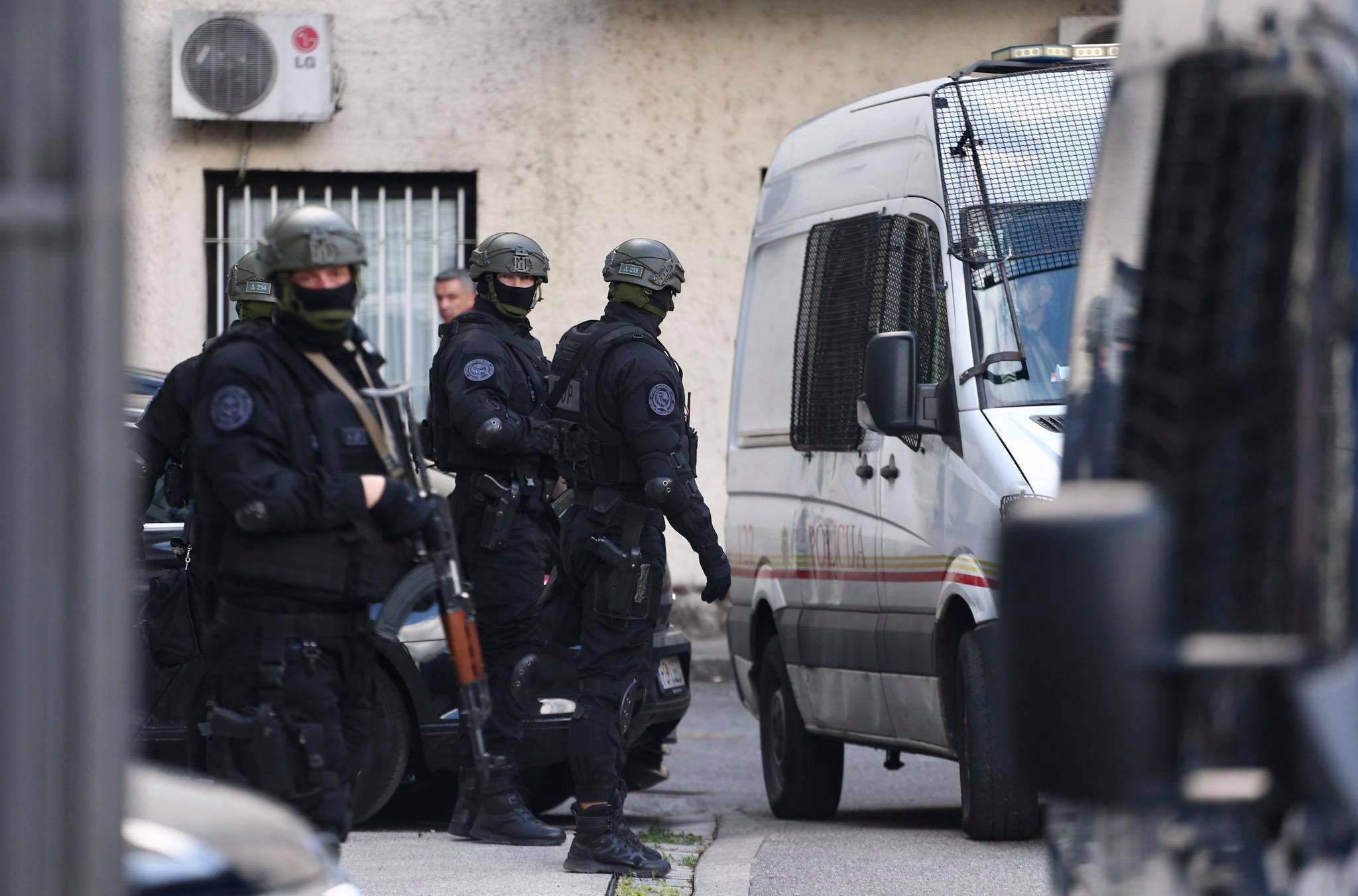 AKCIJA SPECIJALNOG TUŽILAŠTVA I POLICIJE: Zadržani Kašćelan i saradnici, potraga za Zvicerom, Vujotićem i Živkovićem