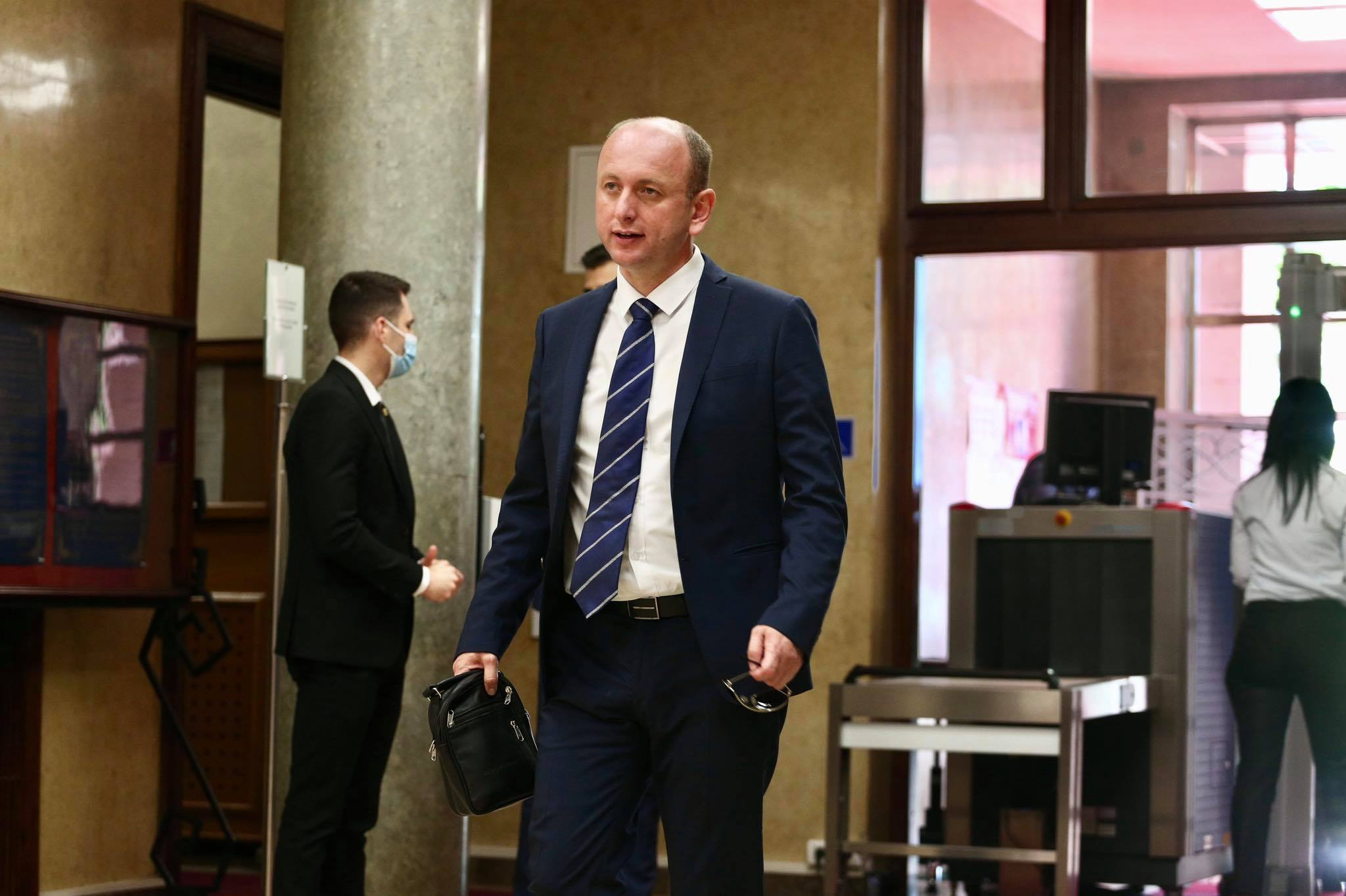 Knežević: Ostalo je da danas i Rade pozdravi svoje hapšenje, pa da ispušimo po jednu