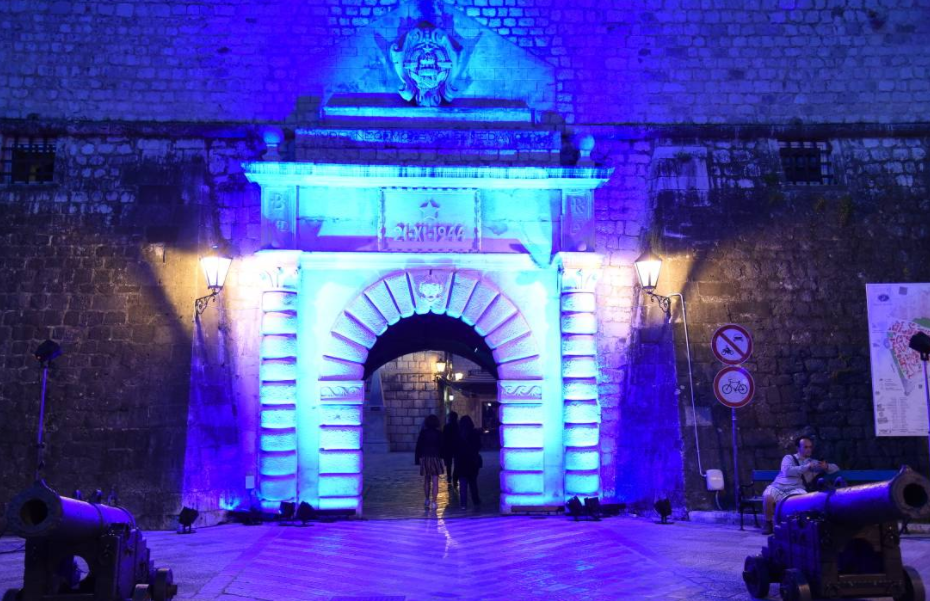 Ulaz u Stari Kotor u bojama Evropske unije