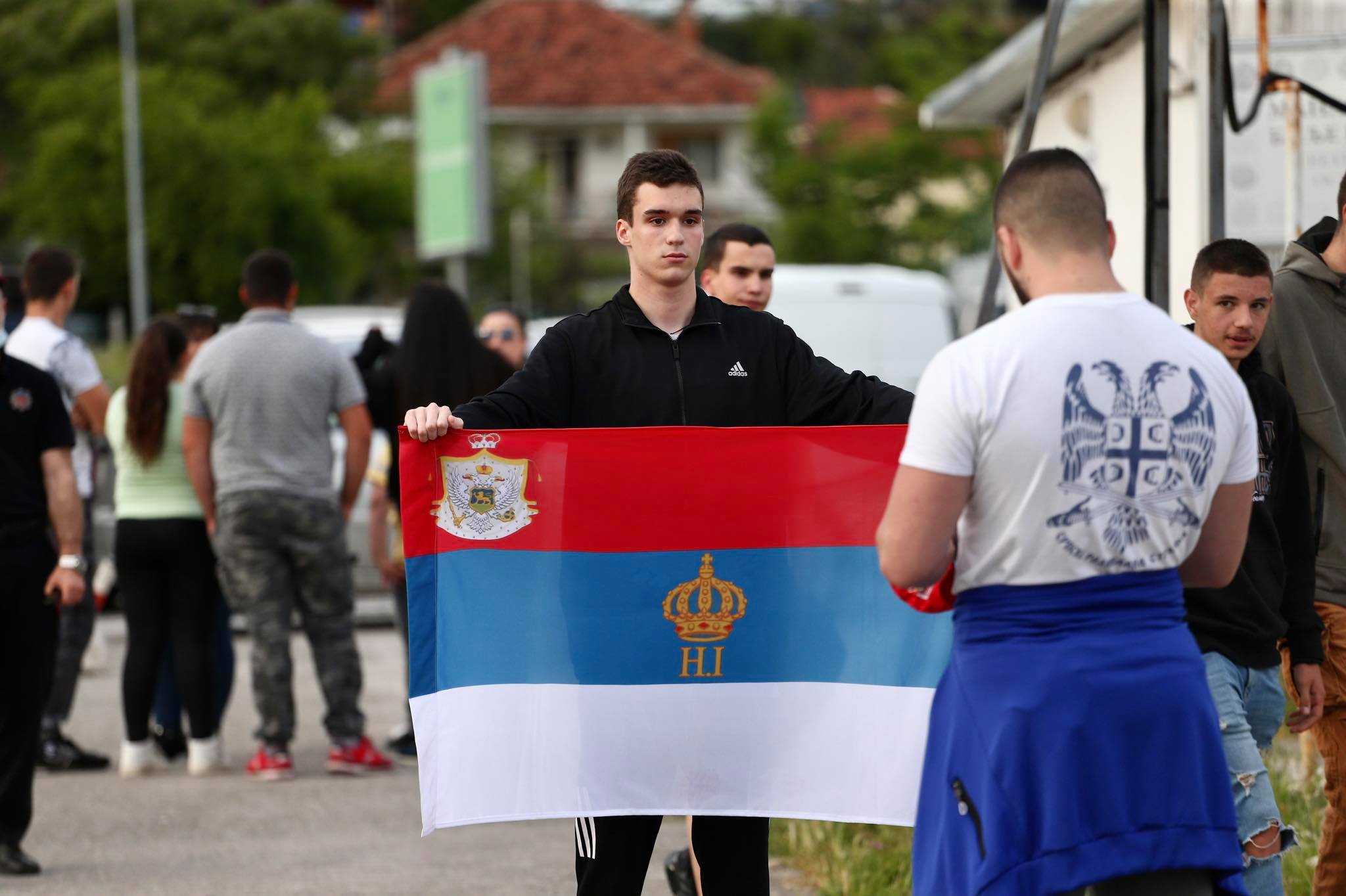 (FOTO/VIDEO)Provokacije u Podgorici: Auto kolona sa trobojkama, okupljanje ispred hrama sa srpskim zastavama