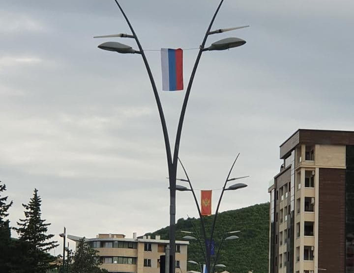 Martinović: Državni simboli se moraju poštovati; Ivanović: Trobojka prepoznata u zakonu kao istorijski simbol Crne Gore