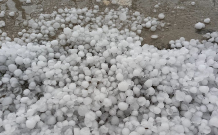 VIDEO: Kakanj pogodilo nevrijeme, padala obilna kiša i grad