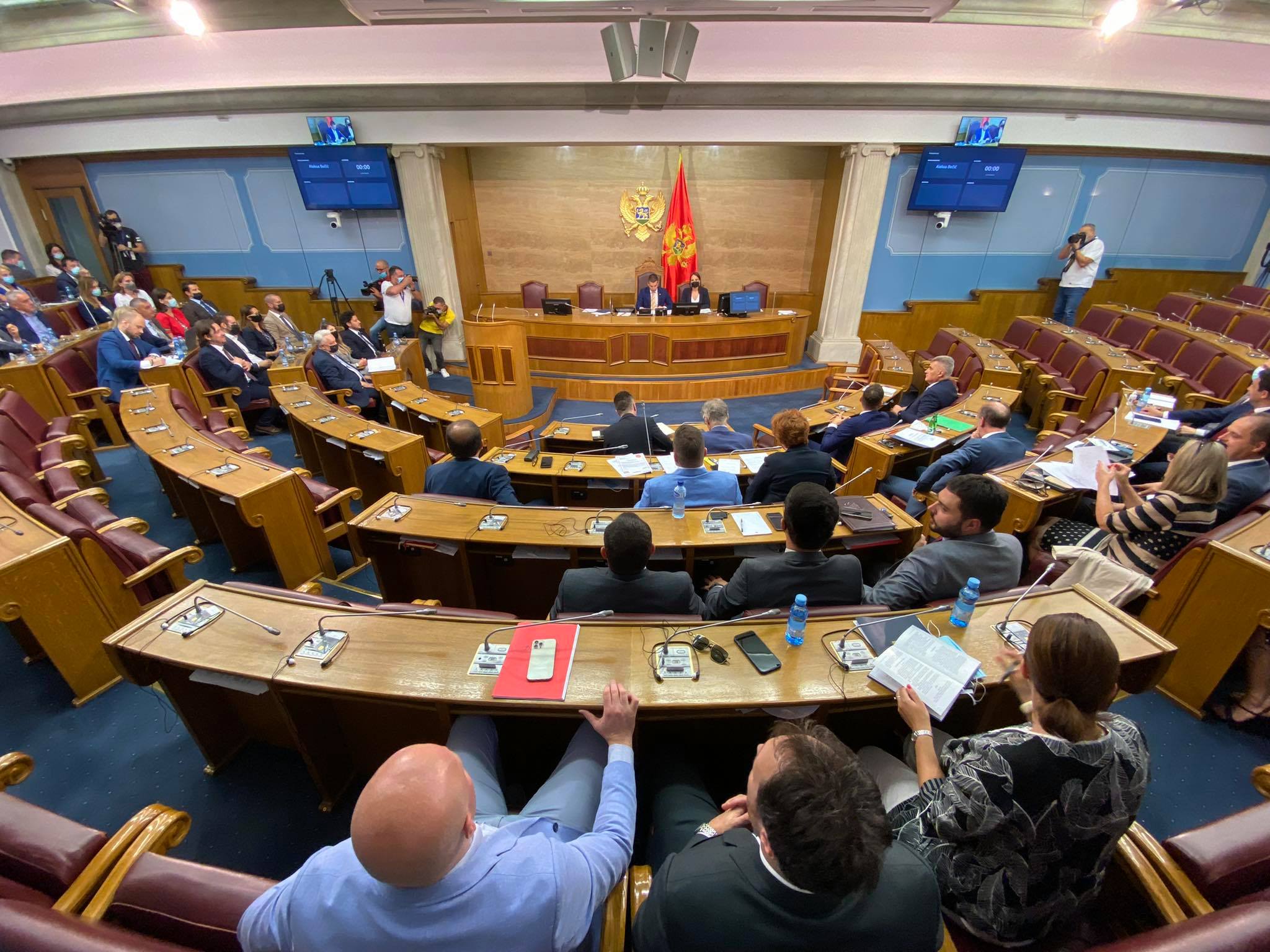 Danas premijerski sat: Poslanici će pitati Abazovića o ostavci, ekonomiji, evropskim integracijama