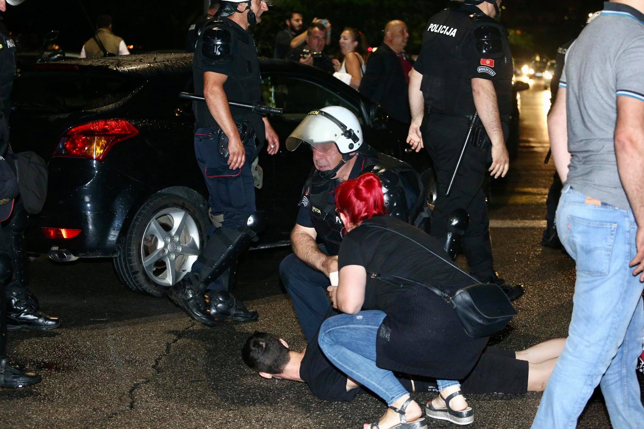 (FOTO/VIDEO) Protest Patriota ispred Hrama: Priveden jedan mladić, policija spriječila fizički obračun
