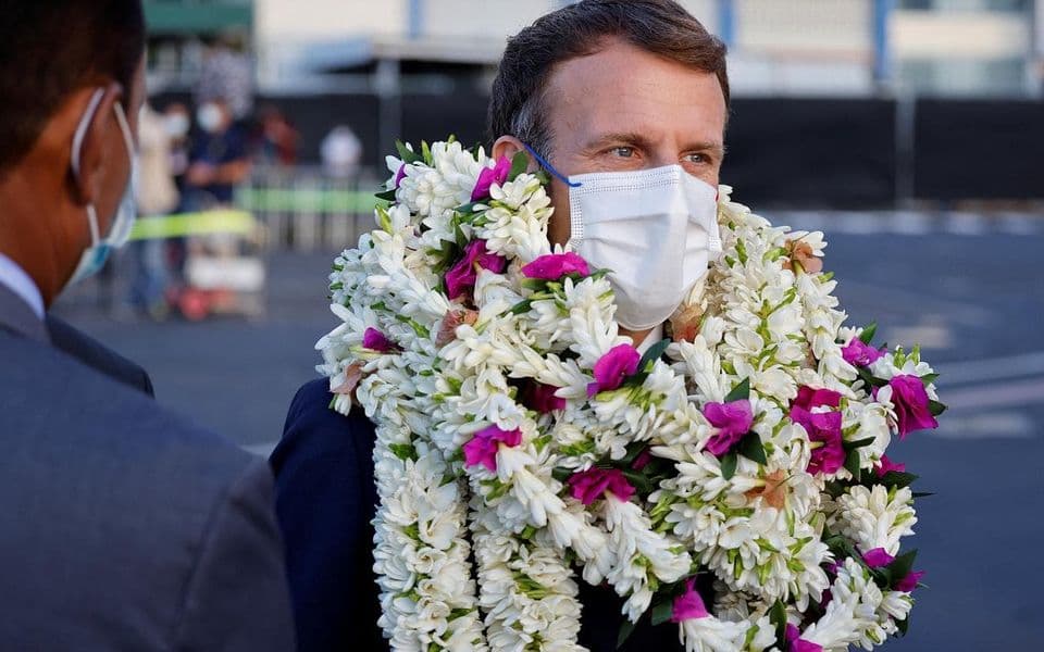 Neobičan doček za Makrona u Polineziji (VIDEO)