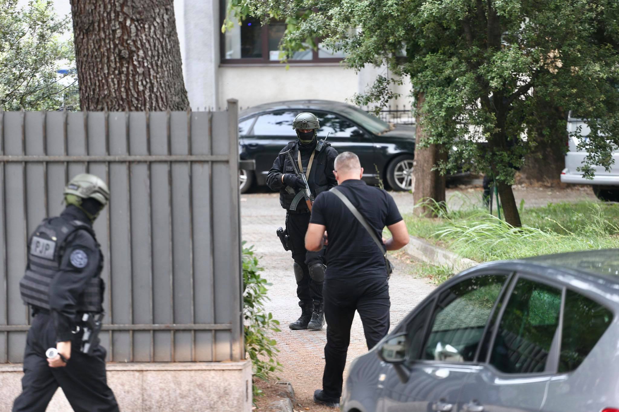 FOTO: Pripadnici kavačkog klana Igor i Vladimir Božović uz jake policijske snage privedeni u Viši sud